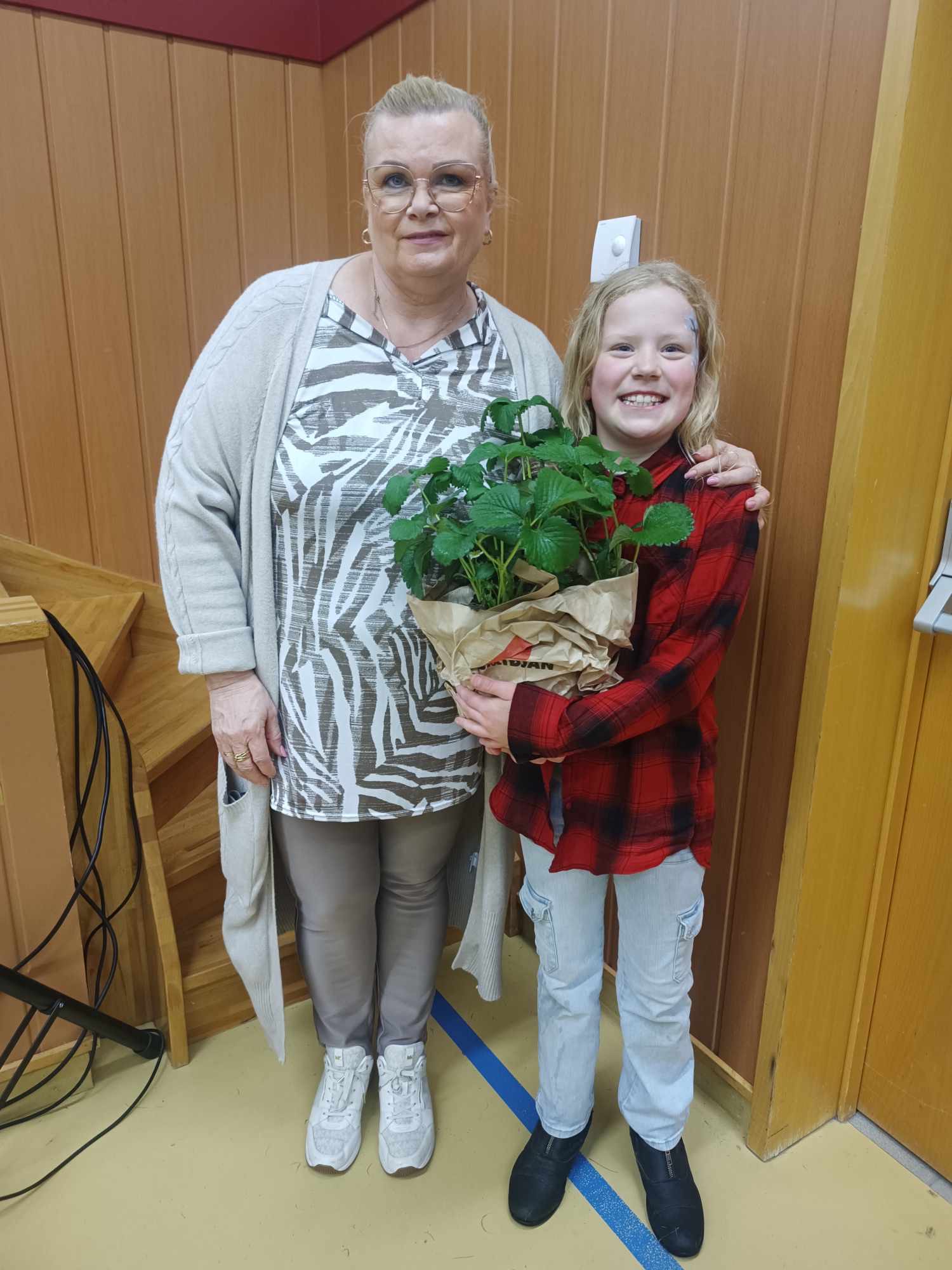 Helena Hólm og Brynhildur Katrín með fallega jarðarberjaplöntu