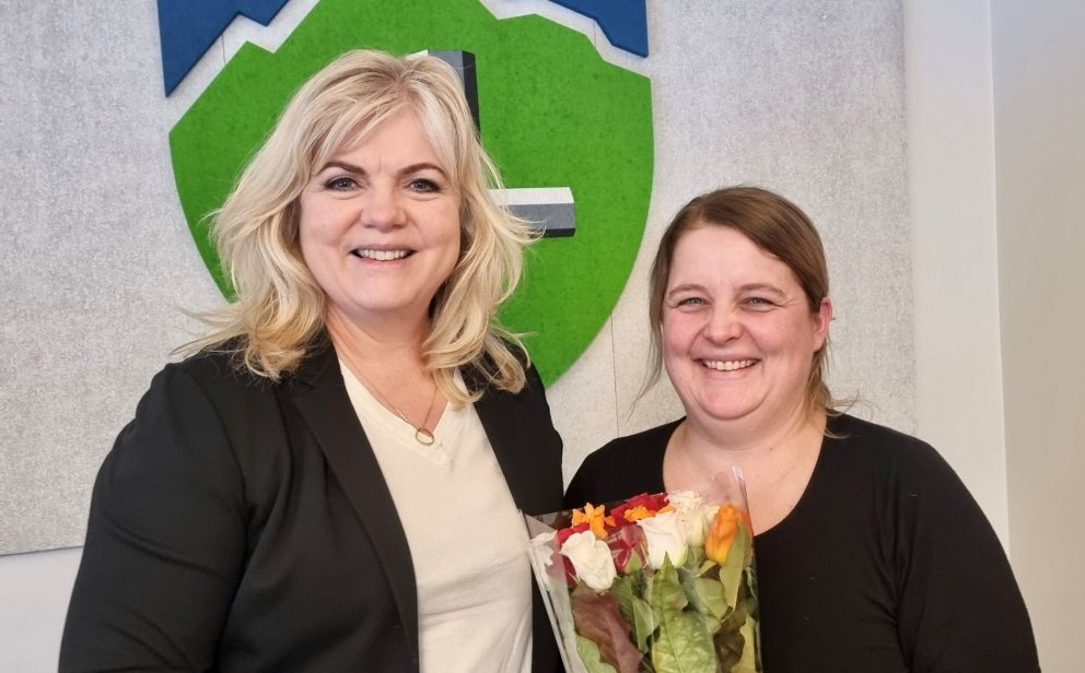 Á myndinni má sjá Aldísi Hafsteinsdóttur, fyrrv. framkvæmdastjóra Seyruverkefnisins þakka Halldóru H&hellip;